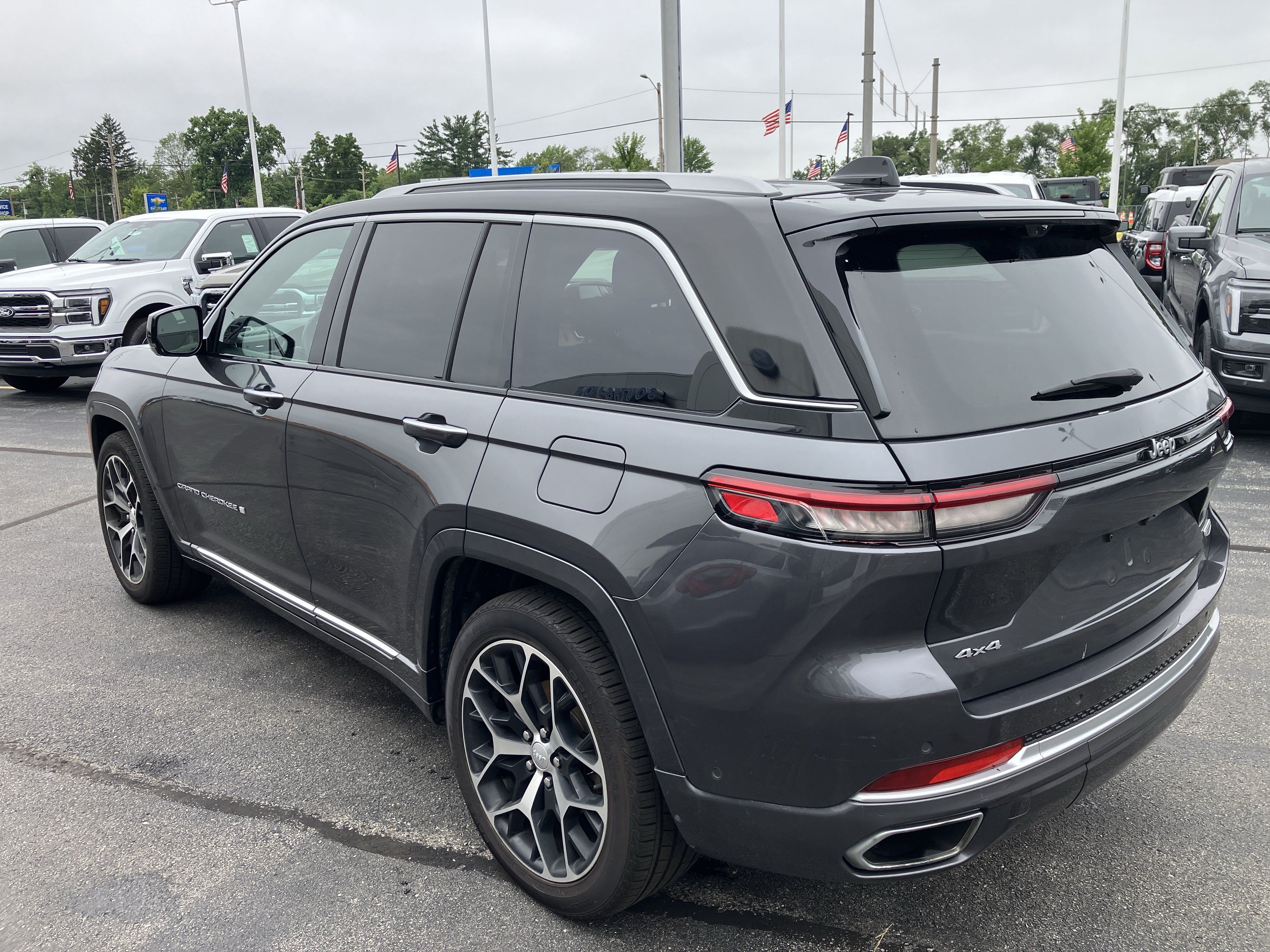 Used 2022 Jeep Grand Cherokee Summit AWD/4WD image 5