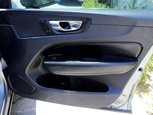 Used 2019 Volvo XC60 T6 Momentum w/ Advanced Package image 18