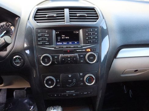 Used 2018 Ford Explorer XLT image 11