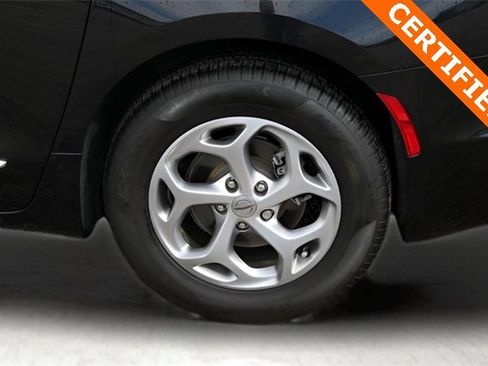 Used 2023 Chrysler Pacifica Limited image 9