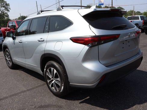 Used 2022 Toyota Highlander XLE AWD/4WD image 3