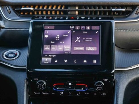 Used 2023 Jeep Grand Cherokee L Laredo image 15