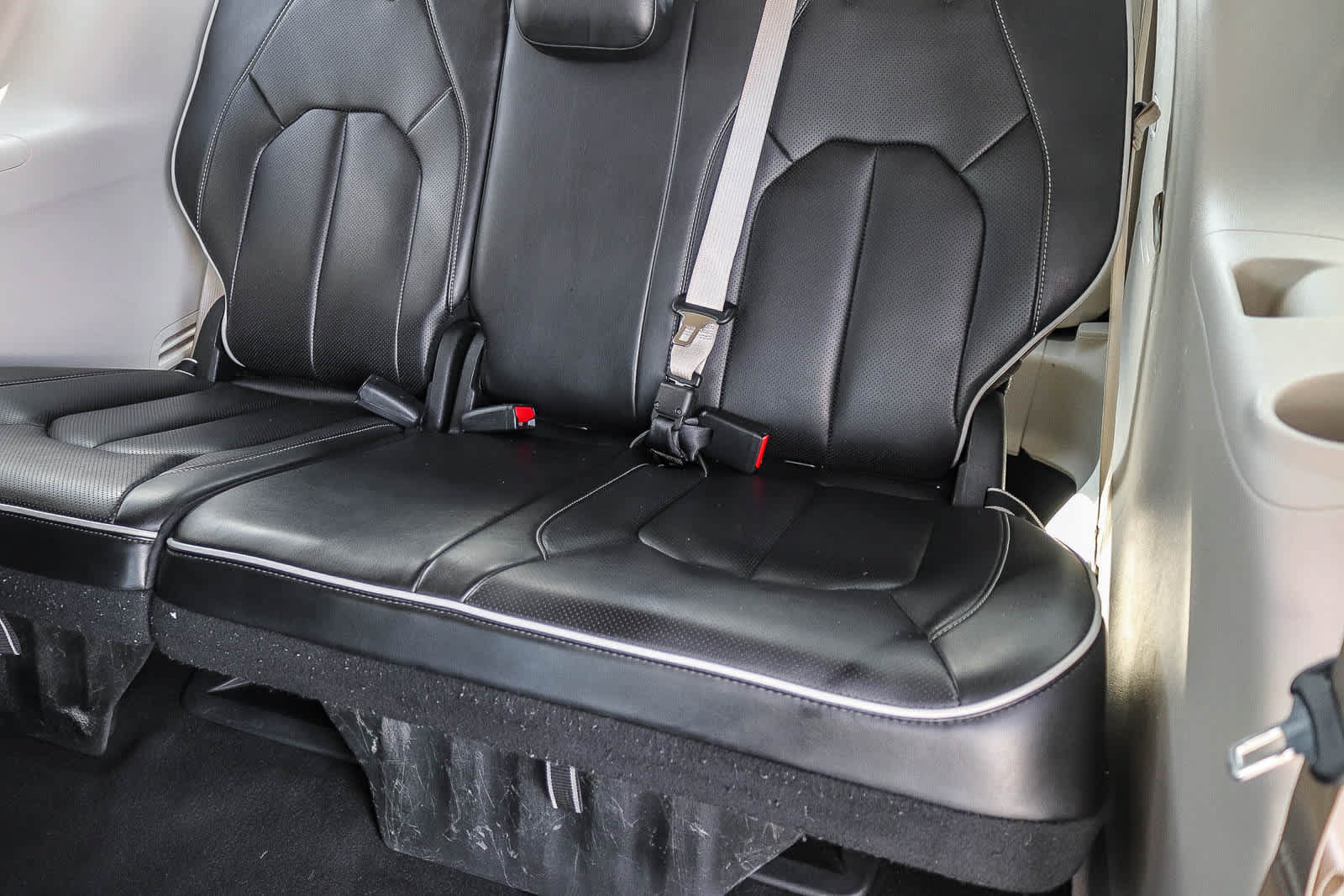 Used 2023 Chrysler Pacifica Limited FWD image 18