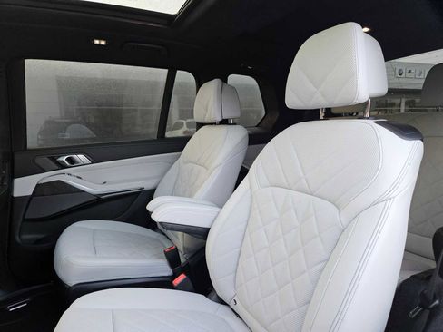 Used 2025 BMW X7 xDrive40i w/ Executive Package image 21