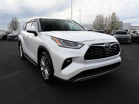 Used 2023 Toyota Highlander Platinum AWD/4WD image 2