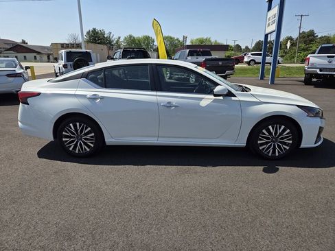 Used 2023 Nissan Altima 2.5 SV FWD image 2