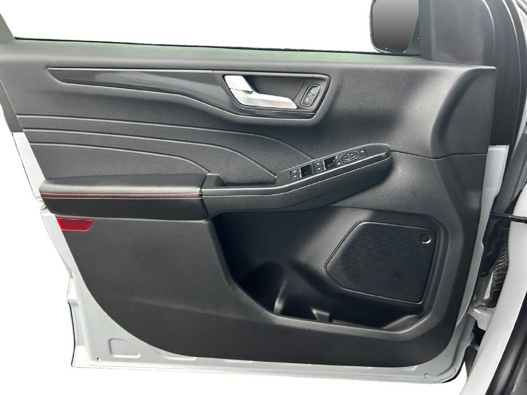 Used 2025 Ford Escape ST-Line w/ Tech Pack #1 FWD image 18