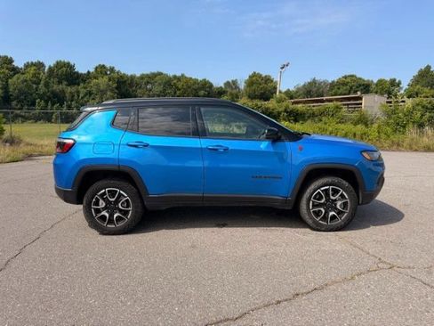 Used 2025 Jeep Compass Trailhawk AWD/4WD image 3