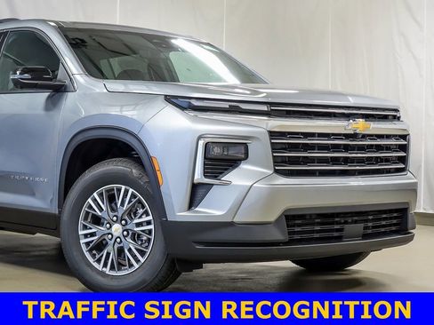Used 2026 Chevrolet Traverse LT w/ Driver Confidence Package FWD image 3