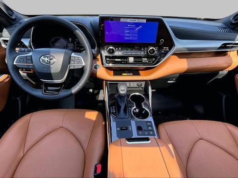 Used 2026 Toyota Highlander Platinum AWD/4WD image 15