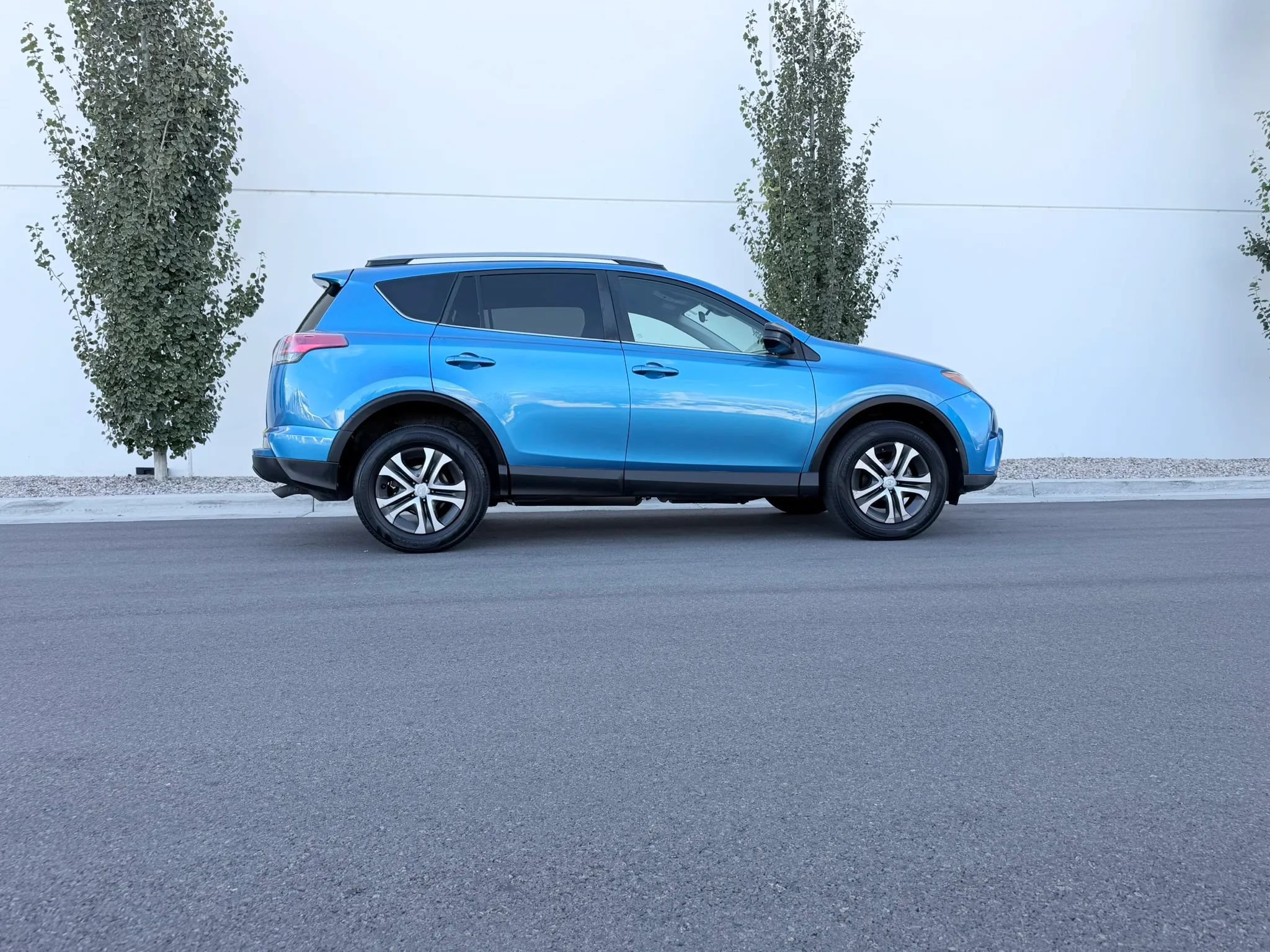 Used 2017 Toyota RAV4 LE w/ Carpet Mat Package AWD/4WD image 3