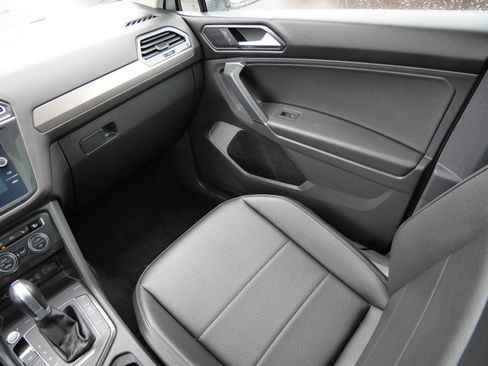 Used 2018 Volkswagen Tiguan SE w/ Panoramic Sunroof Package image 11