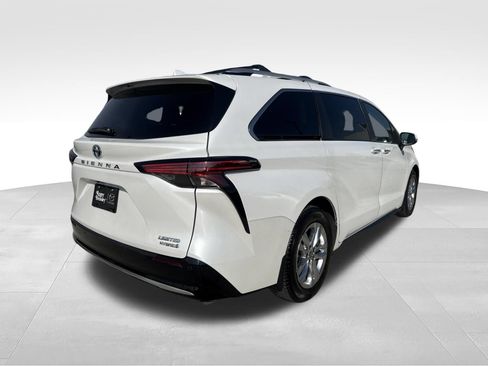 Used 2023 Toyota Sienna Limited FWD image 5
