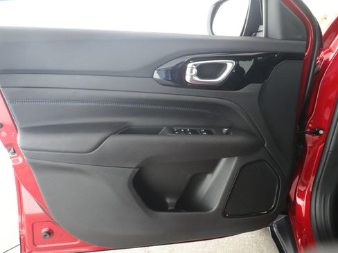 New 2026 Jeep Compass Latitude image 8