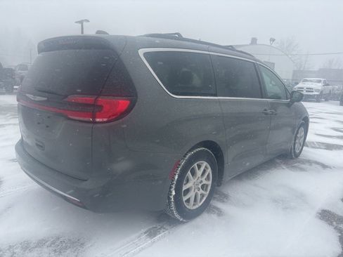 Used 2022 Chrysler Pacifica Touring-L image 5