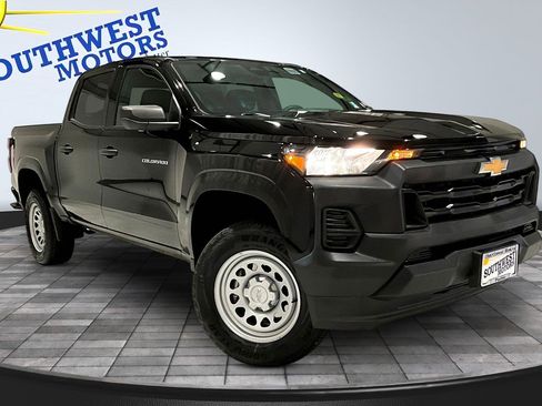 Used 2023 Chevrolet Colorado W/T image 3