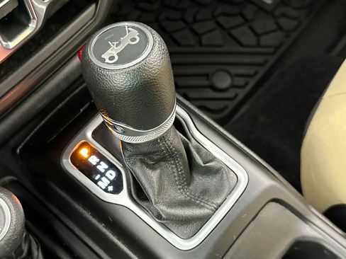 Used 2018 Jeep Wrangler Unlimited Sport S image 17