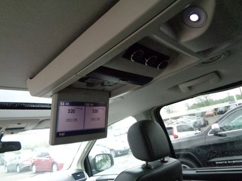 Used 2009 Volkswagen Routan SEL Premium image 27