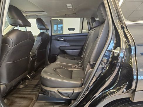 Used 2023 Toyota Highlander XLE AWD/4WD image 28