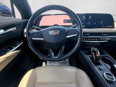 Used 2024 Cadillac XT4 Luxury w/ Cold Weather Package FWD image 7