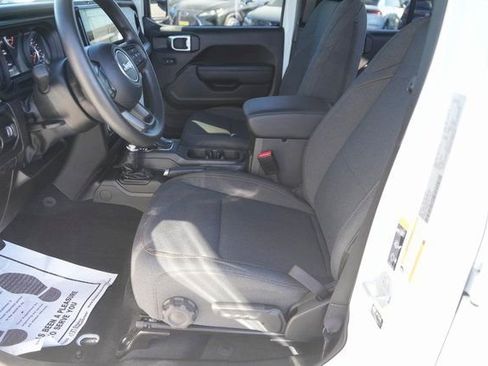 Used 2025 Jeep Gladiator Sport image 9