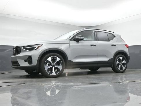 Used 2026 Volvo XC40 B5 Plus AWD/4WD image 13