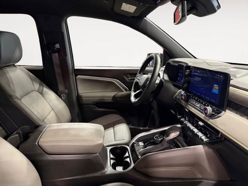 Used 2025 Chevrolet Colorado ZR2 w/ Technology Package image 17