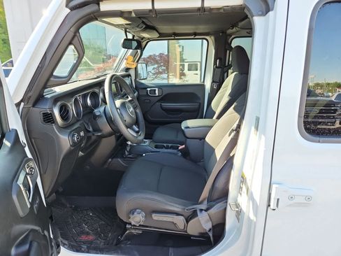 Used 2023 Jeep Gladiator Sport AWD/4WD image 15