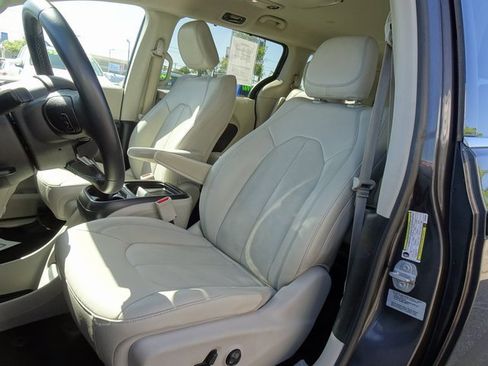 Used 2017 Chrysler Pacifica Premium image 11