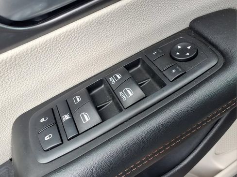 Used 2020 Chrysler Pacifica Touring w/ Cold Weather Group FWD image 17