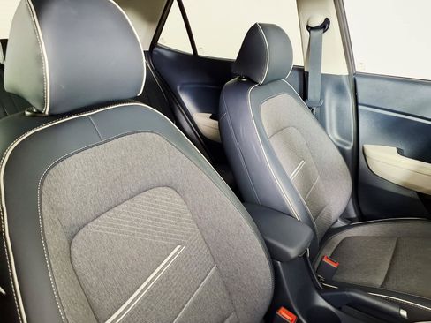 Certified 2024 Hyundai Venue Limited FWD image 10