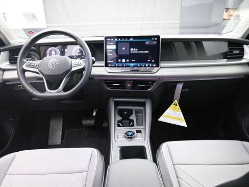 Used 2025 Volkswagen Tiguan SE FWD image 9