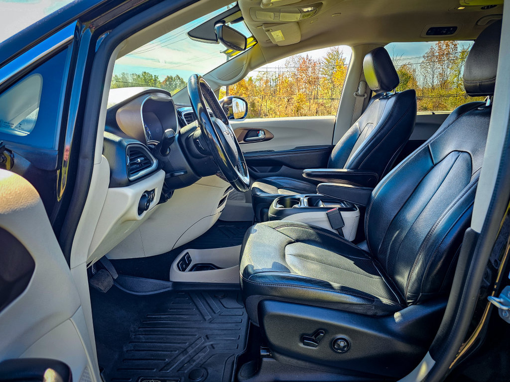 Used 2019 Chrysler Pacifica Touring-L FWD image 11