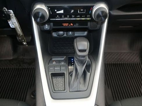 Used 2021 Toyota RAV4 LE FWD image 10
