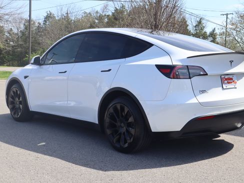 Used 2022 Tesla Model Y Long Range image 9