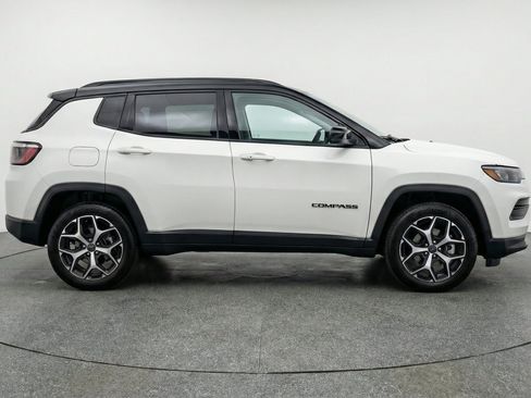 Used 2025 Jeep Compass Limited AWD/4WD image 11