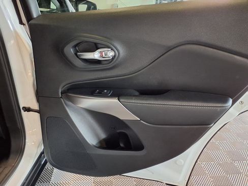 Used 2019 Jeep Cherokee Limited image 12