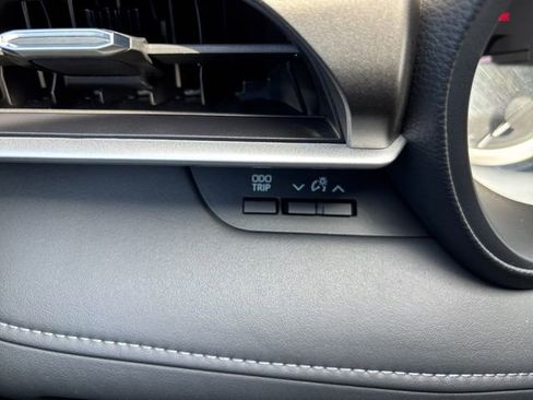 Used 2023 Toyota Highlander LE image 19