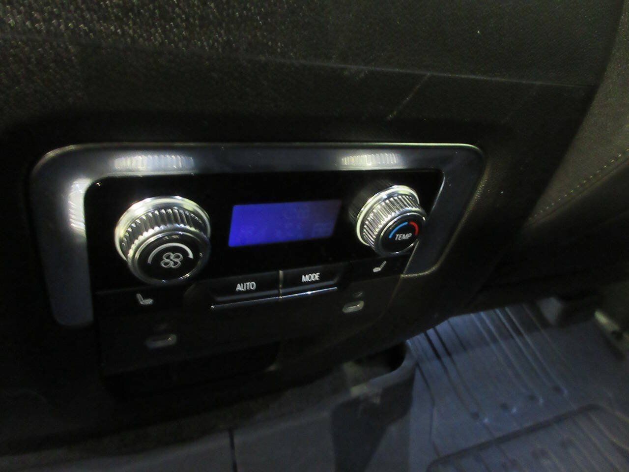 Used 2024 GMC Yukon AT4 w/ Technology Package AWD/4WD image 40