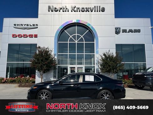 Used 2023 Toyota Camry SE FWD image 2
