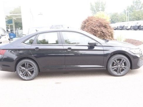 Used 2022 Volkswagen Jetta SE w/ Panoramic Sunroof Package image 2