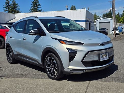 Used 2023 Chevrolet Bolt EUV Premier w/ Sun & Sound Package FWD image 3