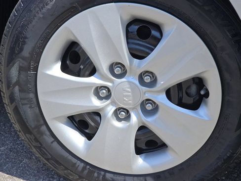 Used 2017 Kia Forte LX FWD image 4