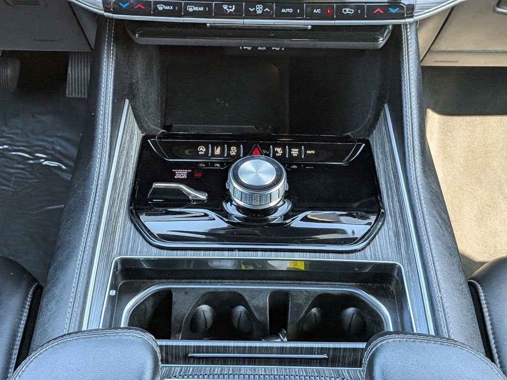 Used 2024 Jeep Wagoneer Series II AWD/4WD image 19