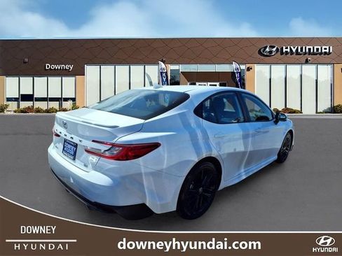 Used 2025 Toyota Camry SE FWD image 4