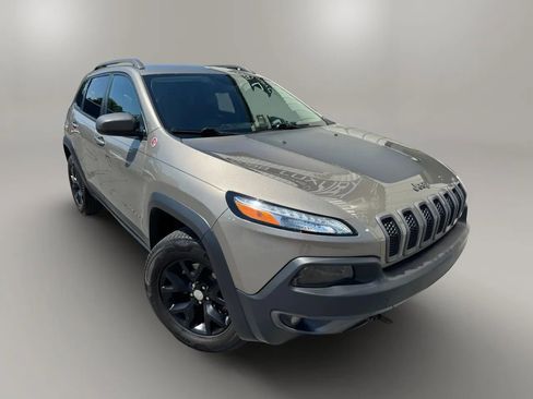 Used 2016 Jeep Cherokee Trailhawk w/ Comfort/Convenience Group AWD/4WD image 2