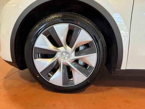 Used 2020 Tesla Model Y Long Range image 13