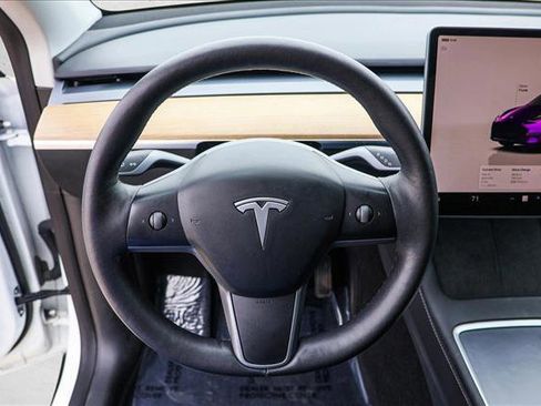 Used 2022 Tesla Model Y Long Range image 13