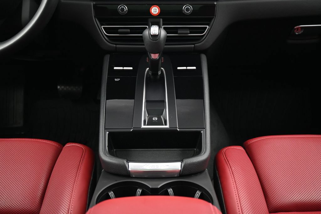 Certified 2025 Porsche Macan AWD/4WD image 10
