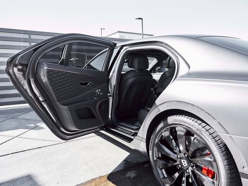 Used 2023 Bentley Flying Spur V8 image 28